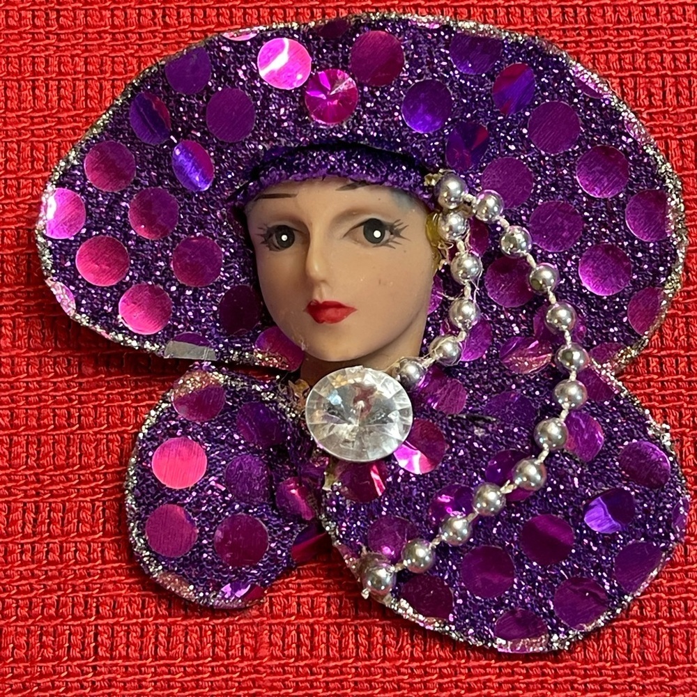 Vintage fancy lady brooch - Picture 1 of 2